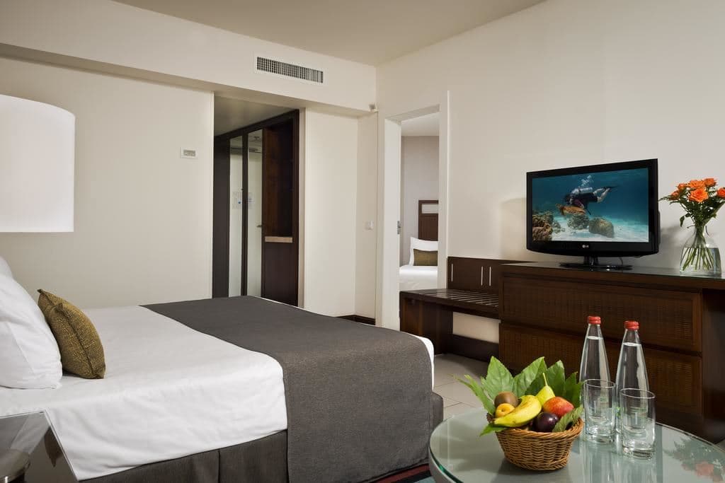 rooms-family-room-pool-view