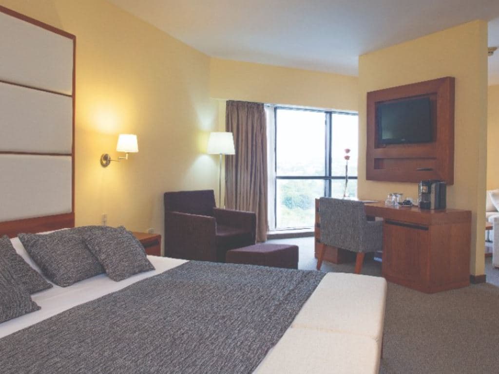 rooms-deluxe-room