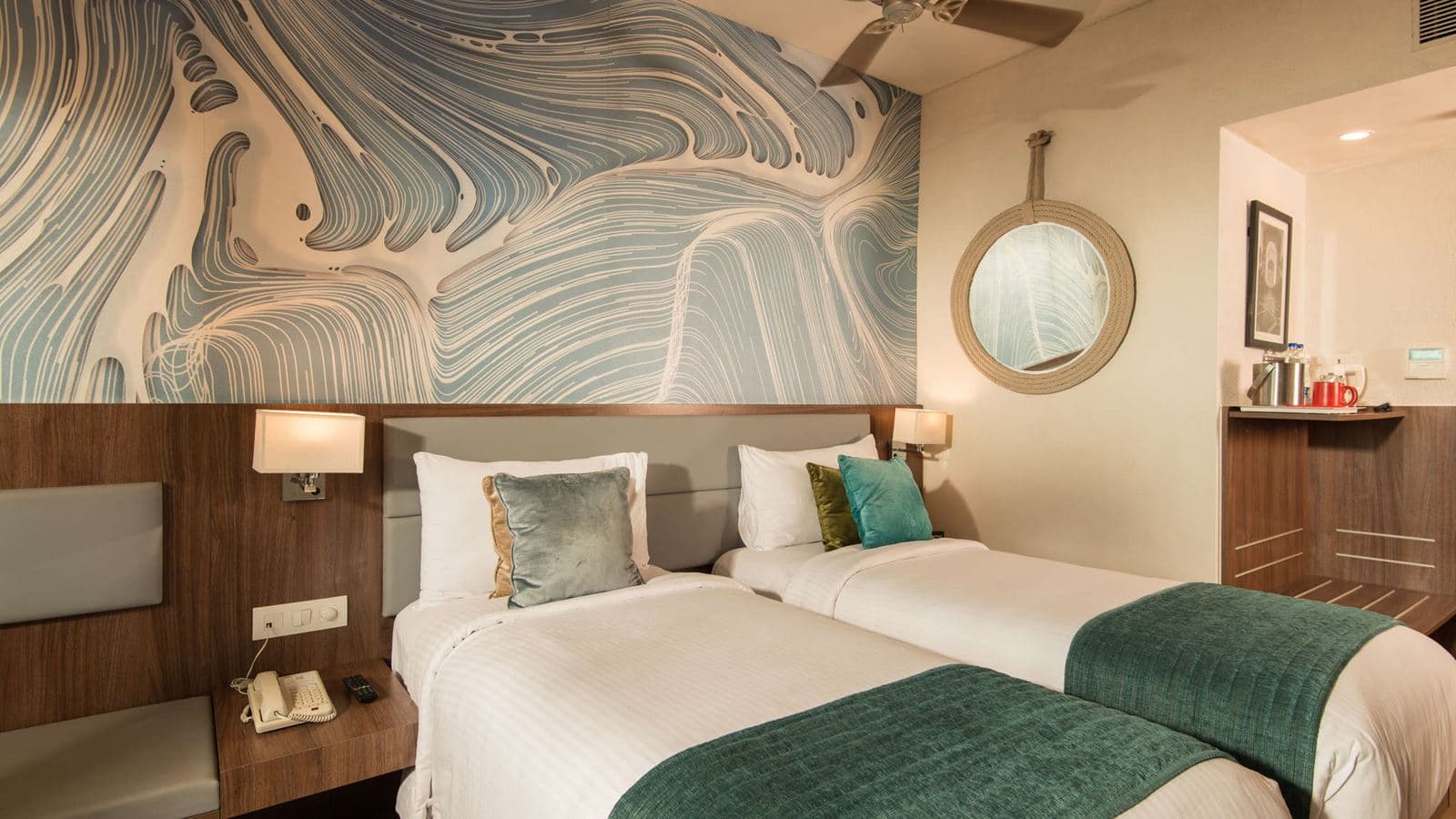 rooms-deluxe-pool-facing