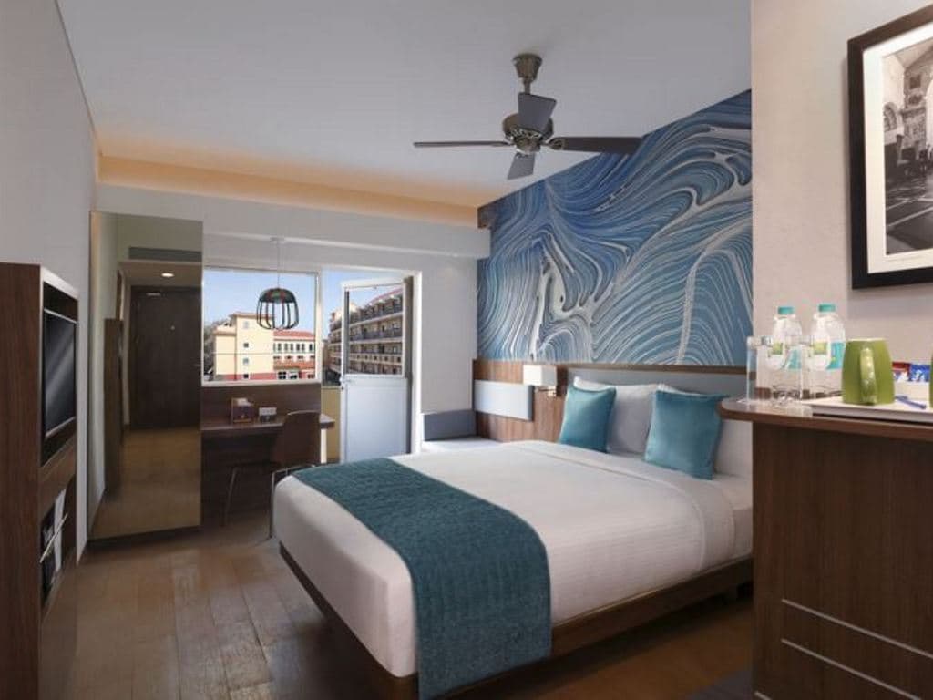 rooms-deluxe-pool-facing