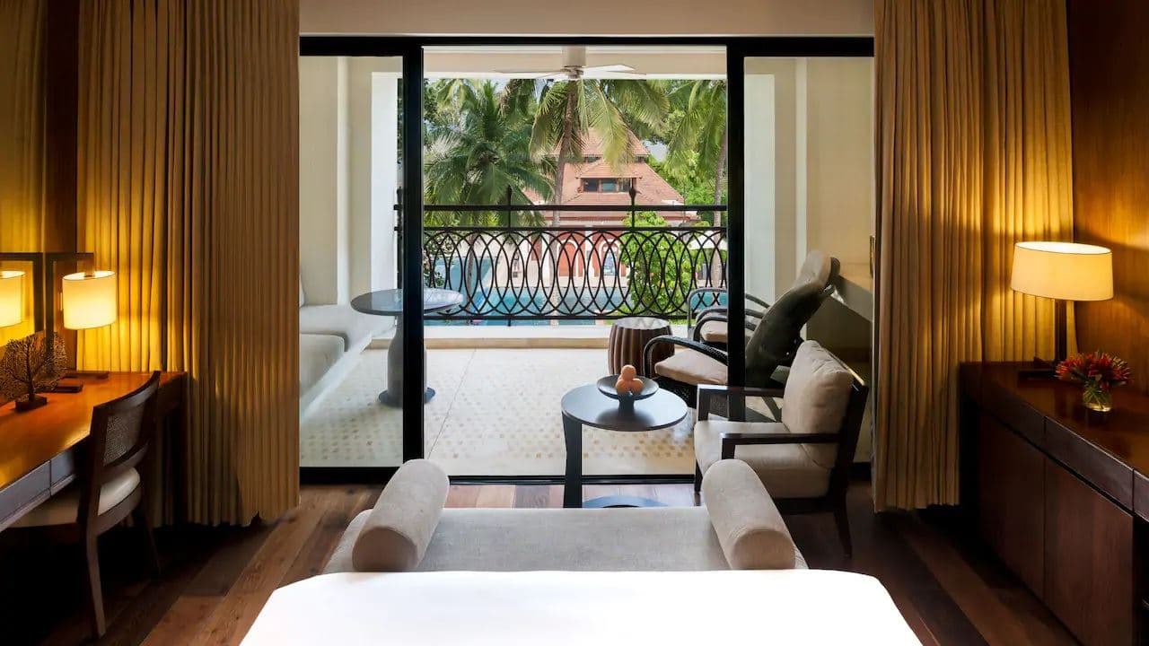 rooms-pool-view