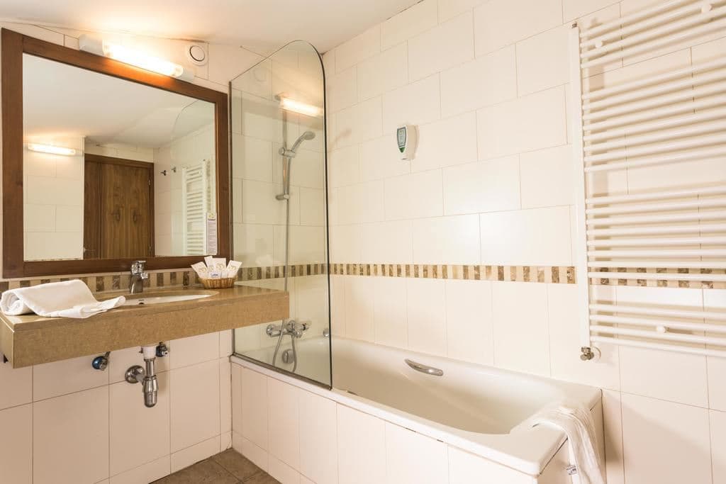 rooms-quadruple-room