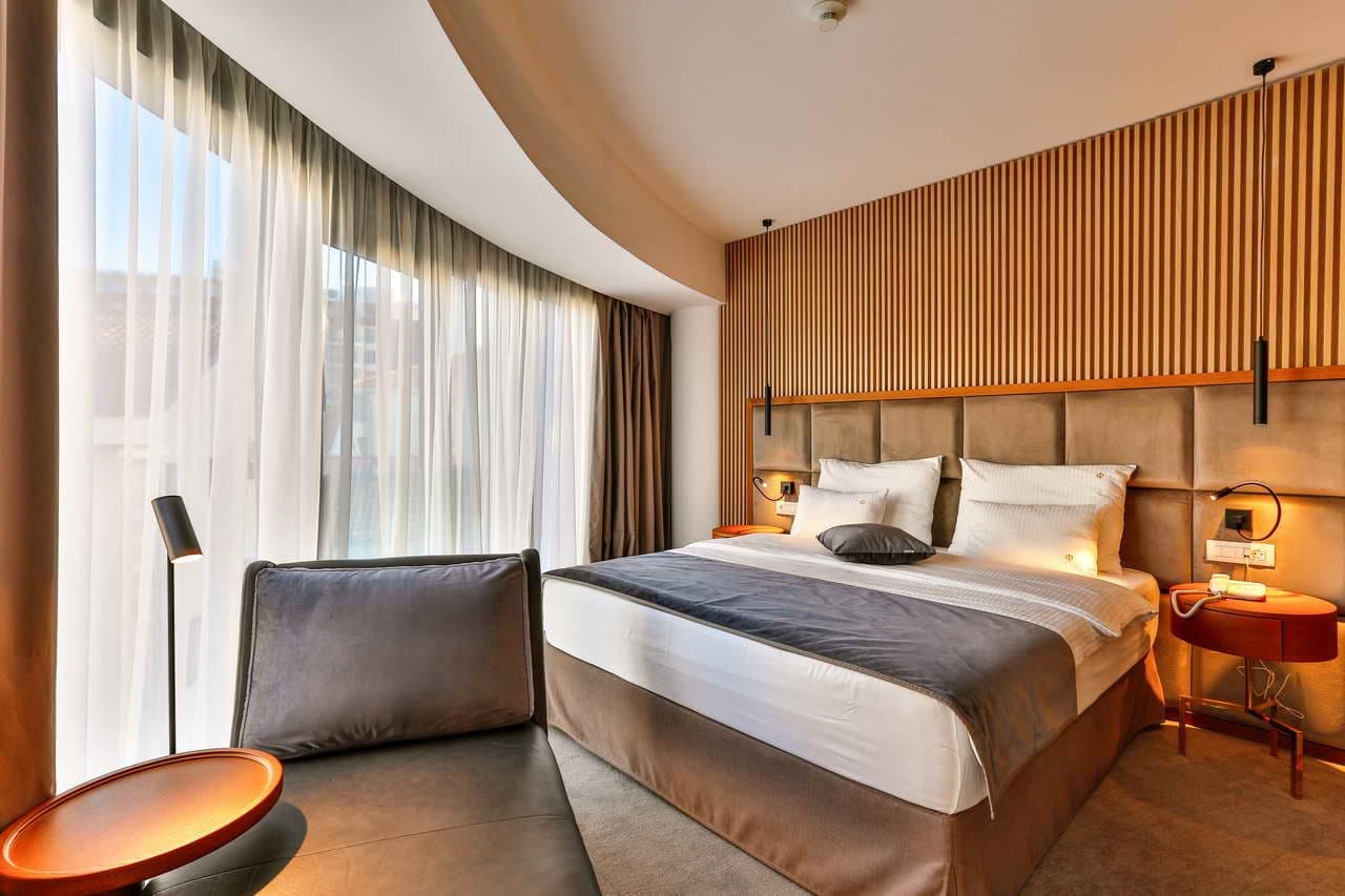 rooms-superior-suite-partial-sea-view