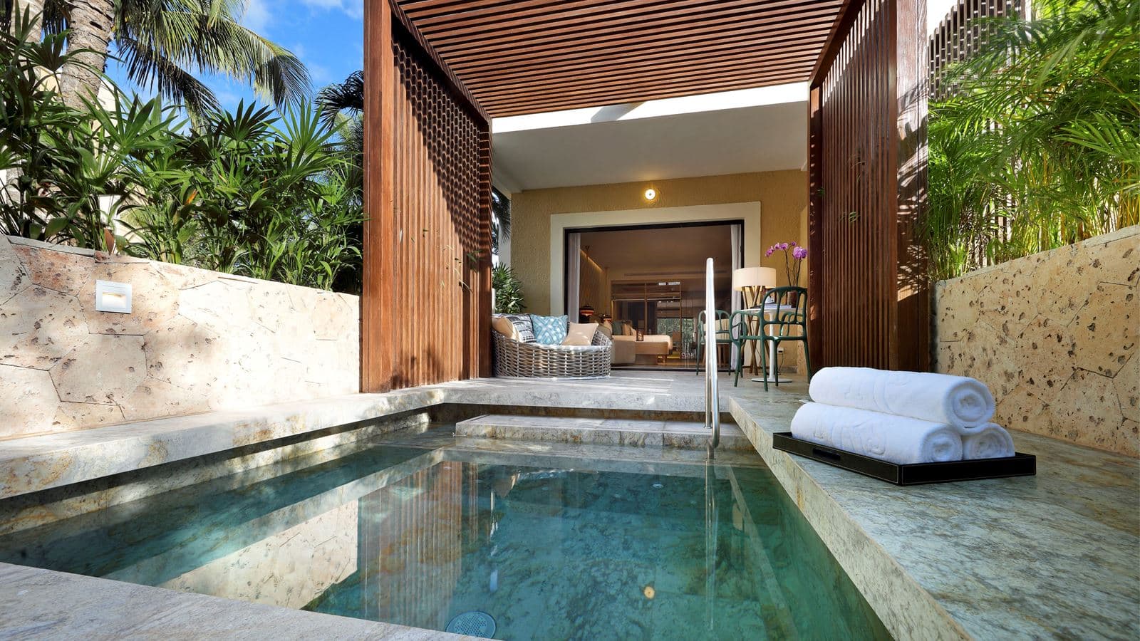 rooms-junior-suite-private-pool-garden-view
