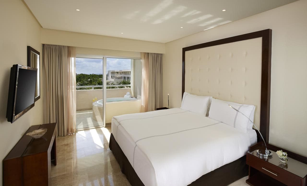 rooms-master-suite-nature-view