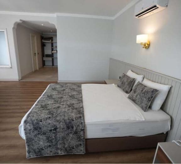 DELUXE ROOM WITH JACUZZI Номера