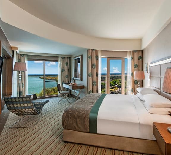 Corner Suite Pool Access Sea View Номера