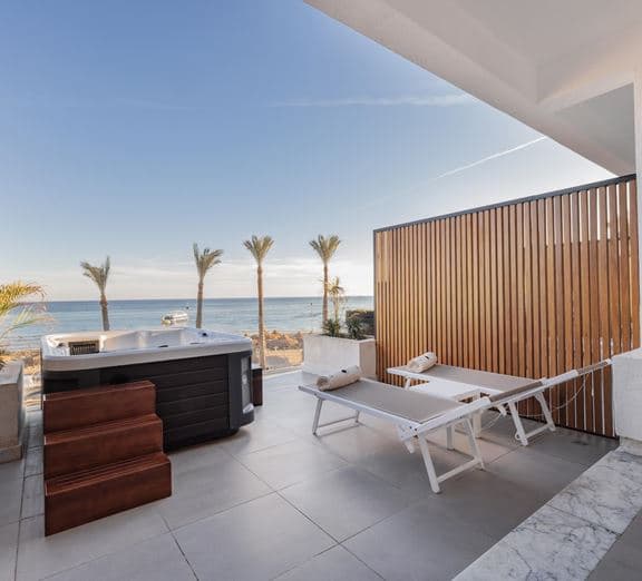 Posh Jacuzzi Suite Sea Front Номера
