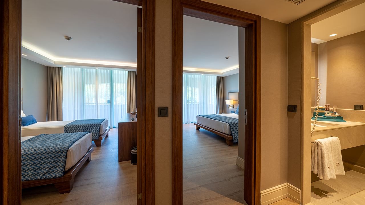 rooms-deluxe-family-room-land-side