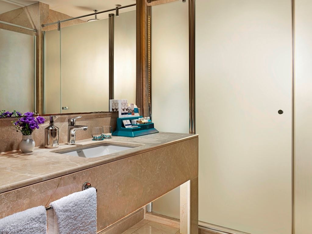 rooms-deluxe-family-room-land-side