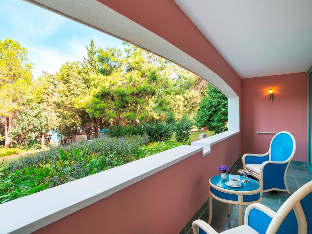 rooms-deluxe-family-room-land-side