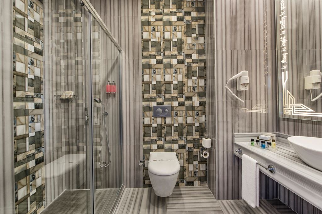 rooms-be-family-loft-room-land-view