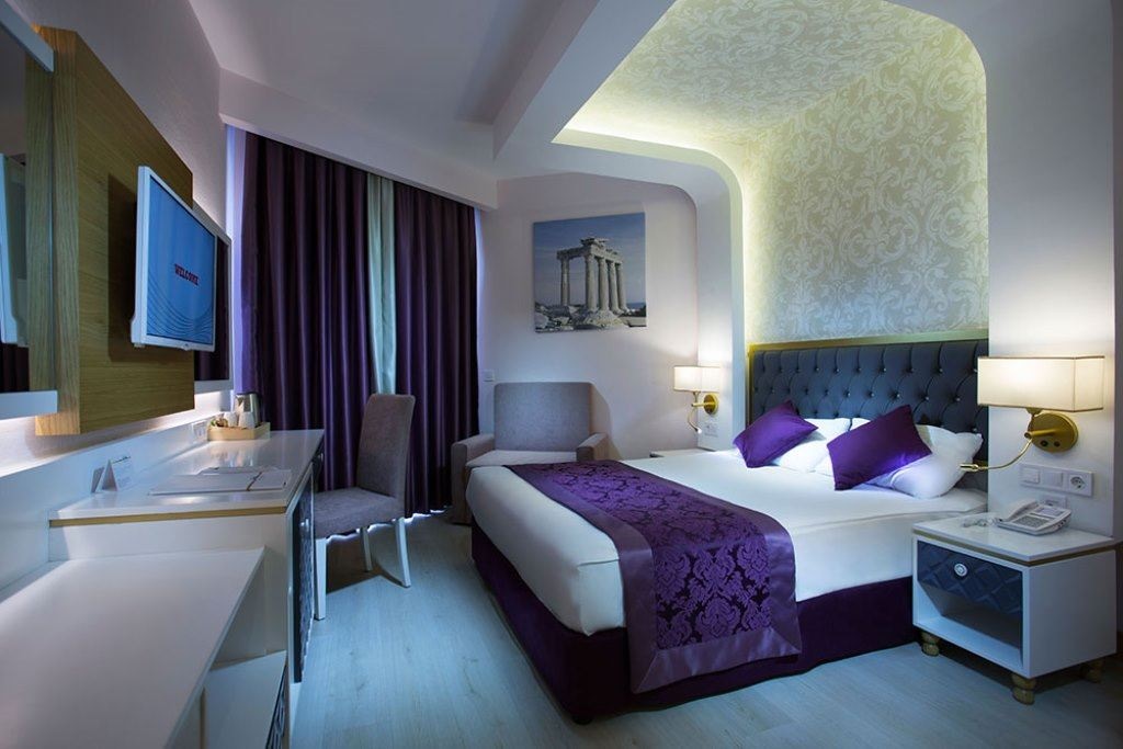 rooms-coral-room
