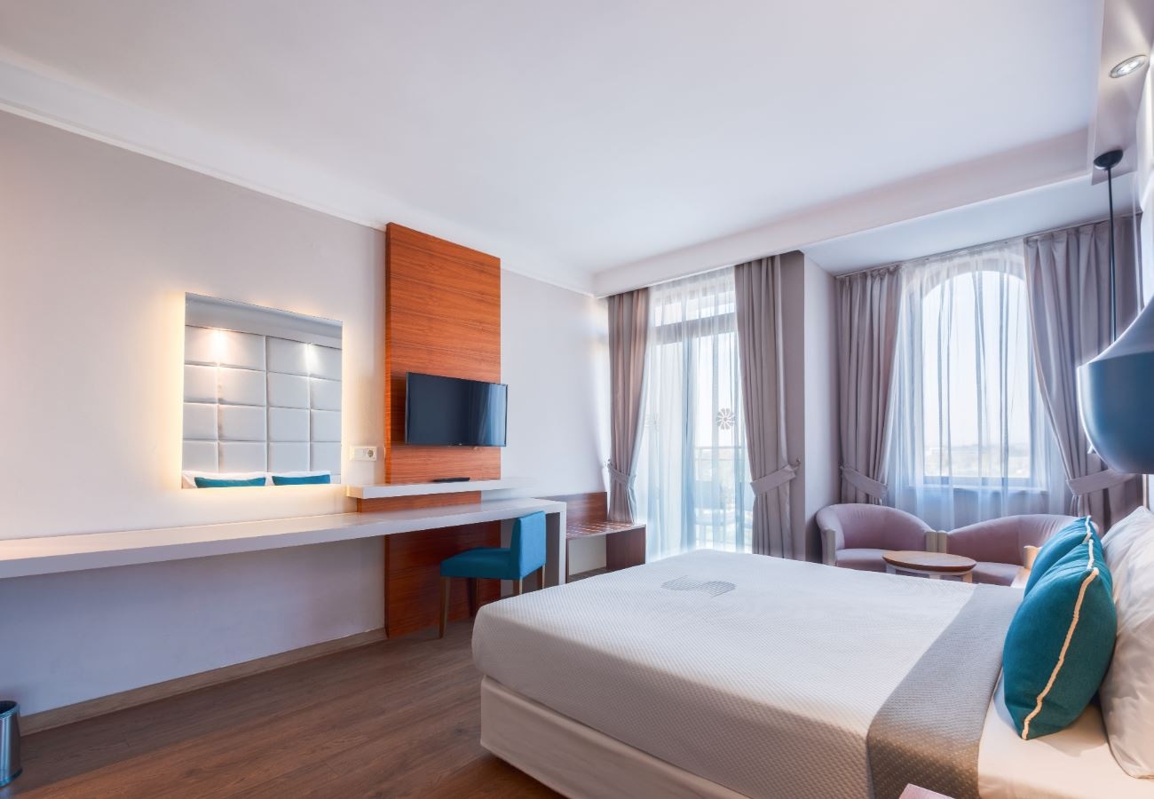 rooms-family-room-land