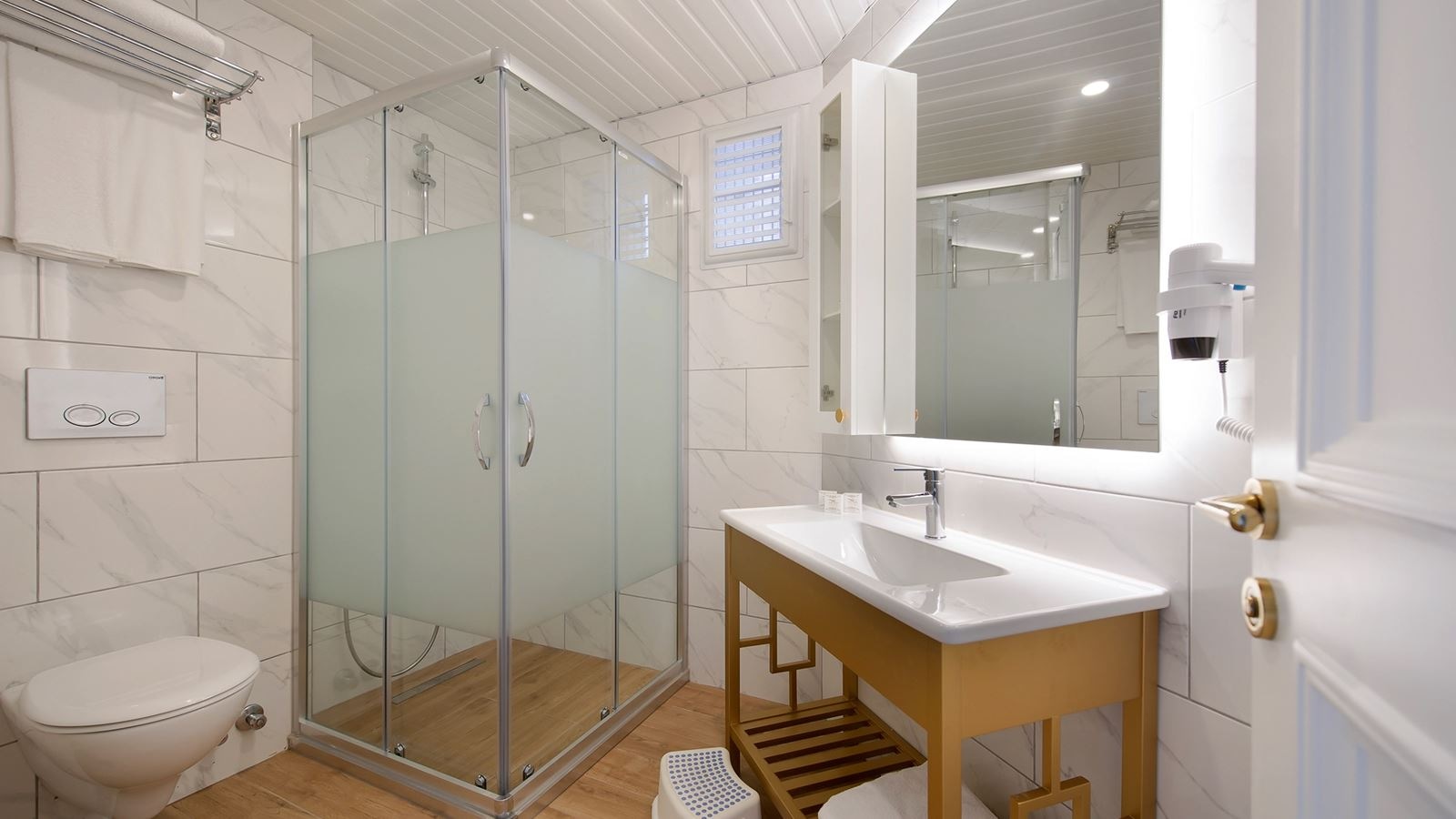 rooms-lagoon-family-room