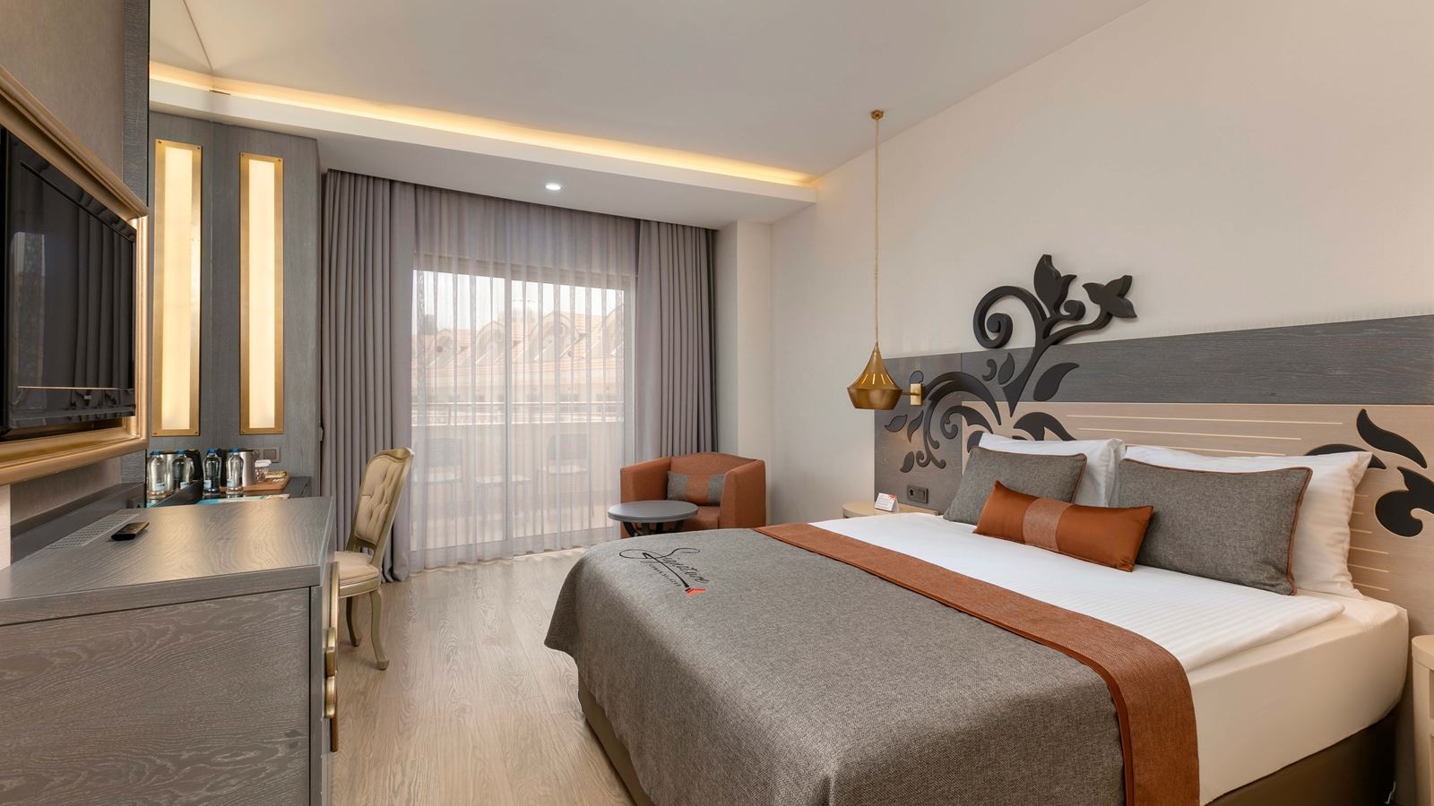 rooms-family-room-land-view