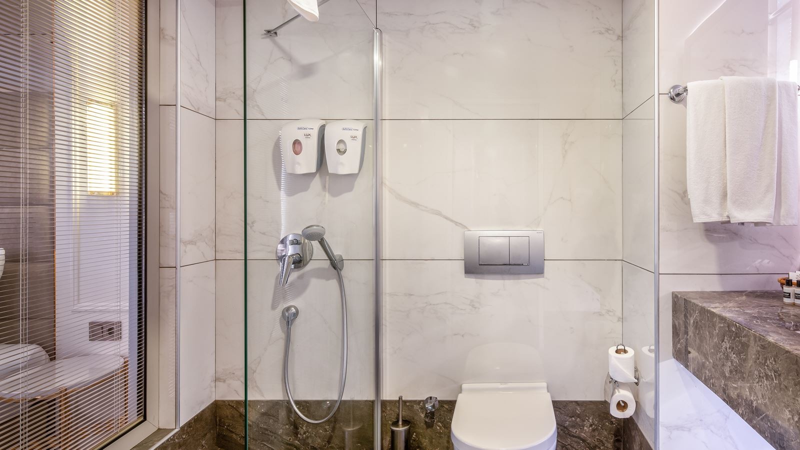 rooms-deluxe-room-land-view