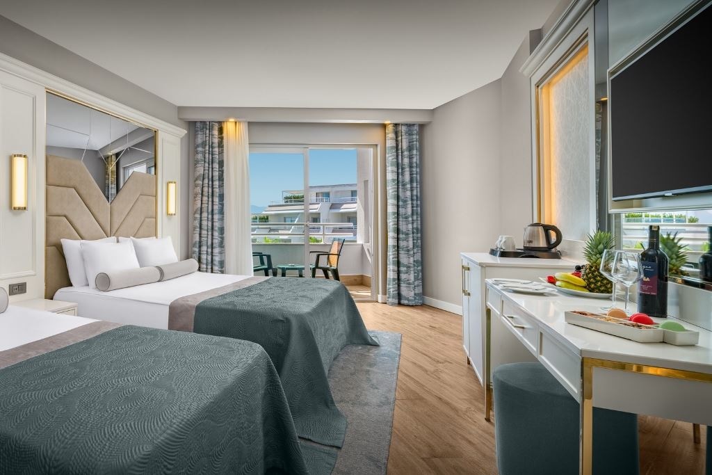 rooms-deluxe-room-side-sea-view