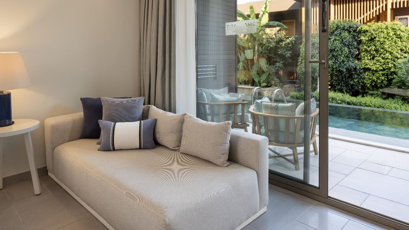 rooms-swim-up-superior-room