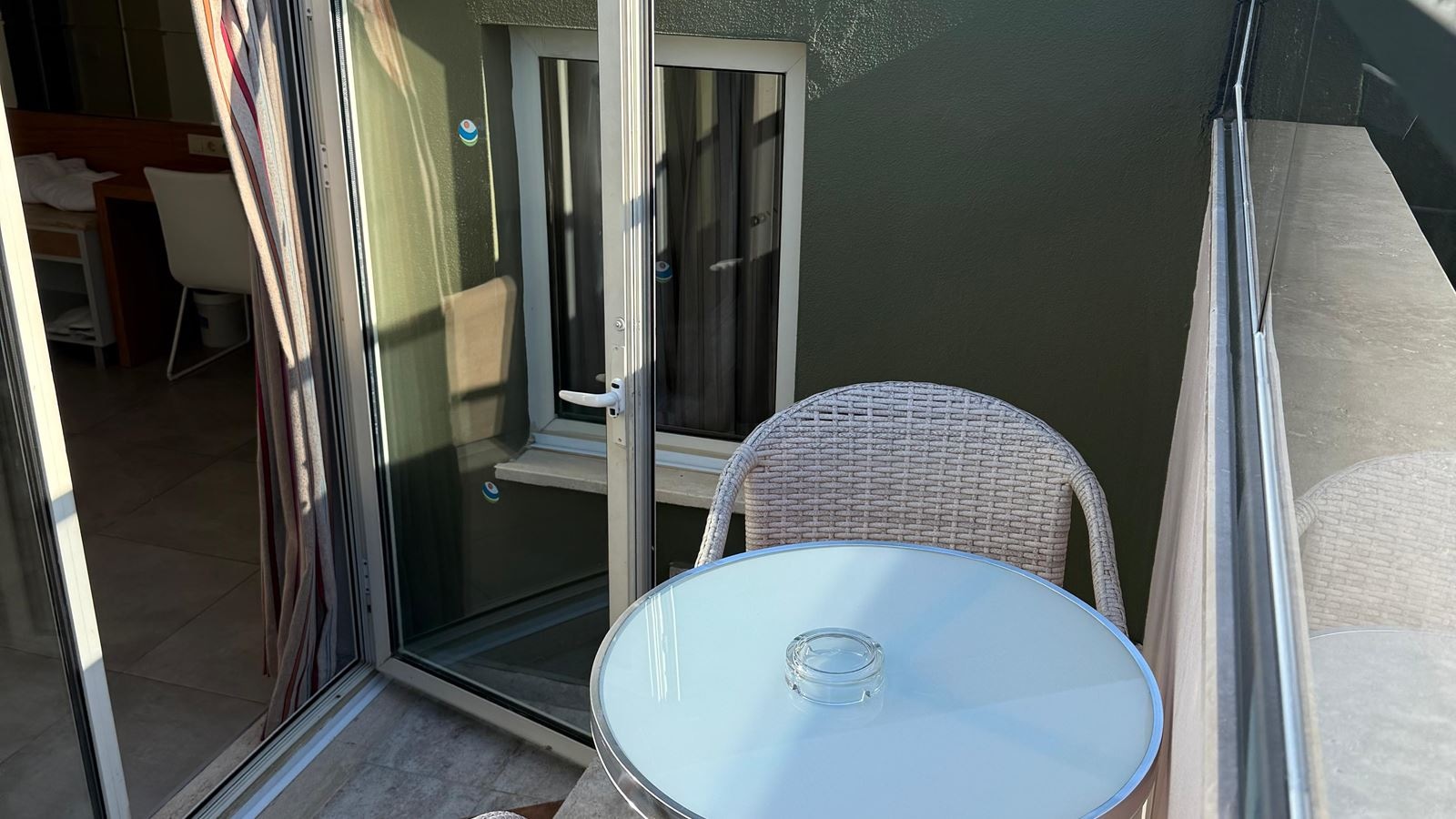 rooms-family-land-view