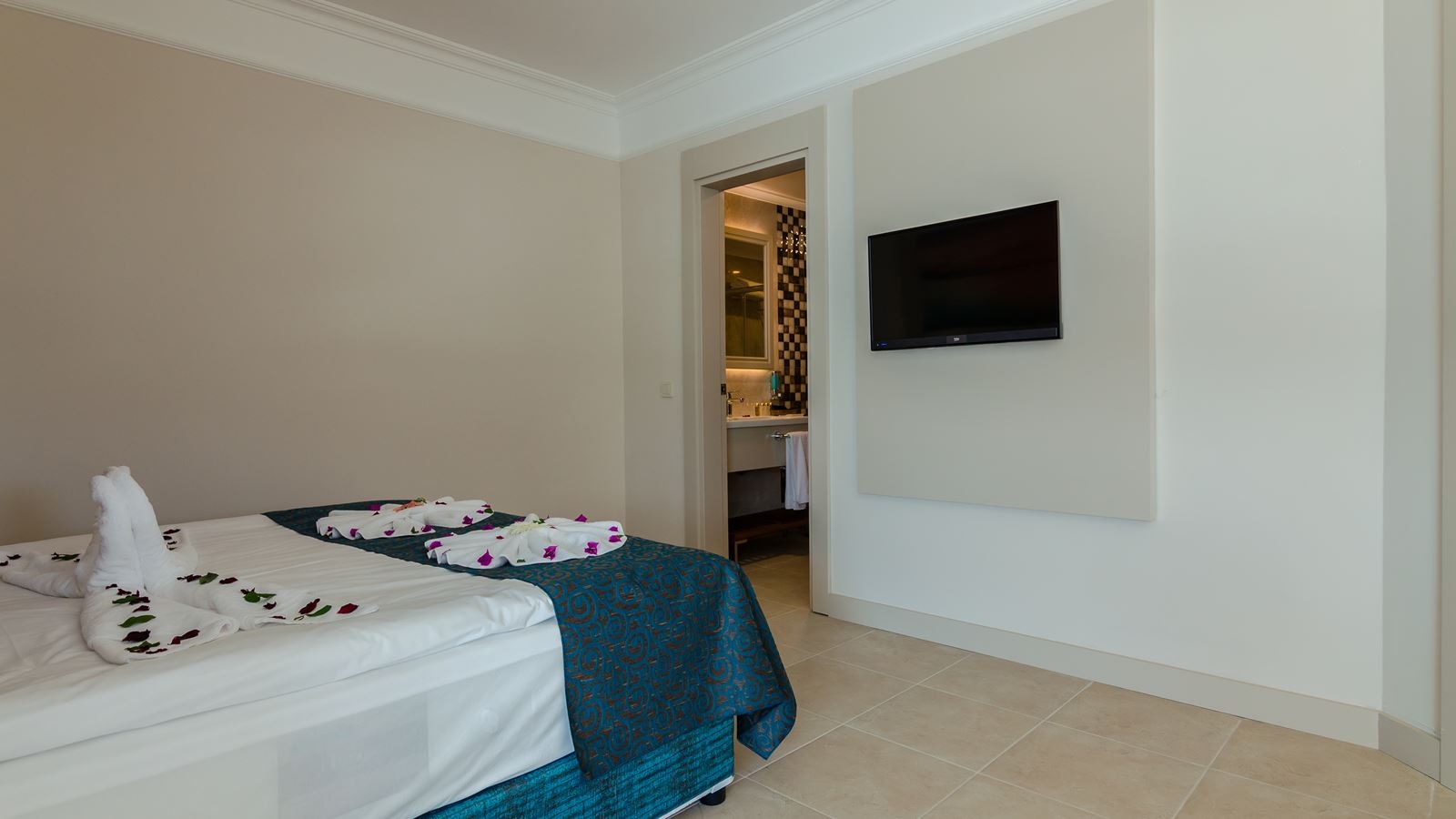 rooms-family-room-land-view-2-bedrooms