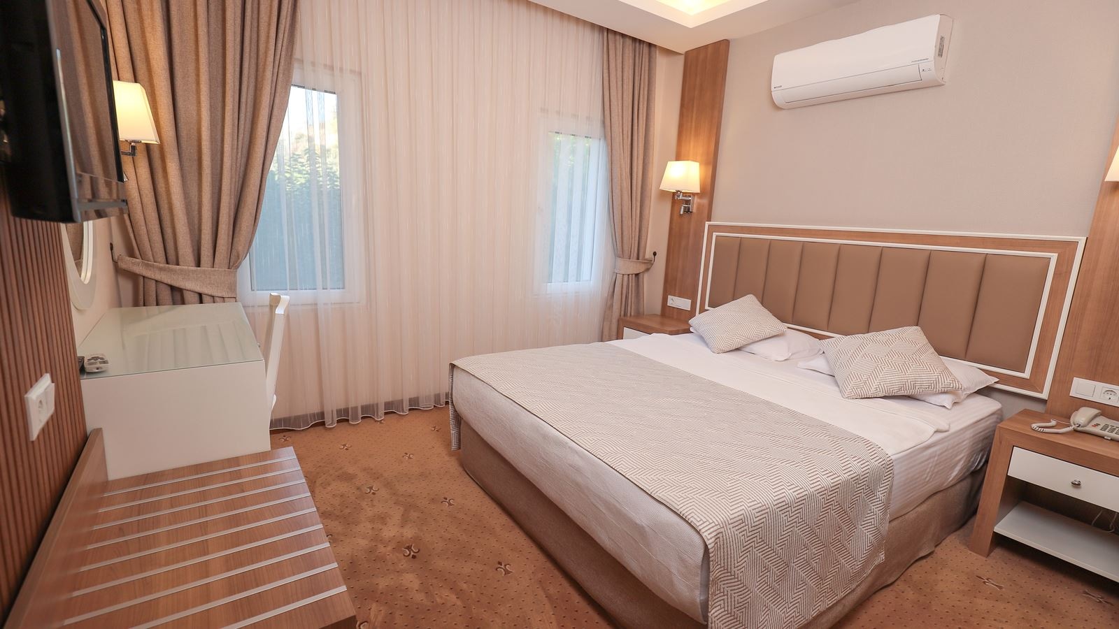 rooms-family-room-2-bedrooms-with-balcony