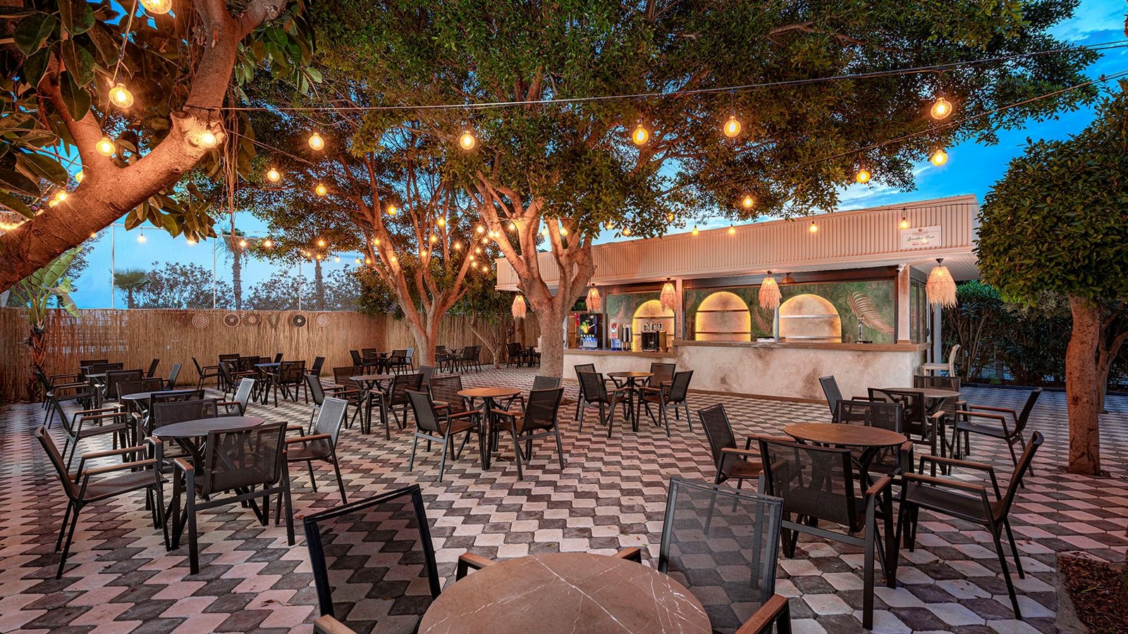 restaurants-pool-bar