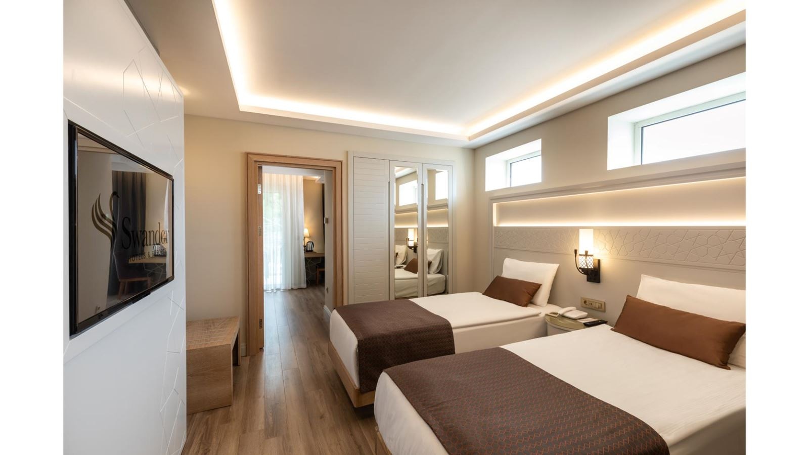 rooms-deluxe-family-room