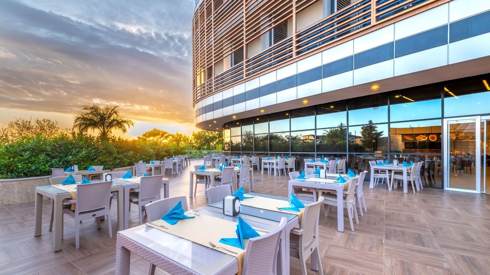 restaurants-main-restaurant--terrace