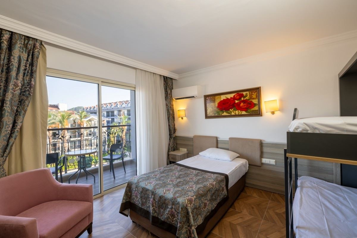 rooms-family-room-land-view-with-bunkbed