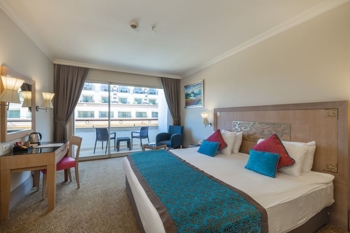 rooms-family-room-land-view