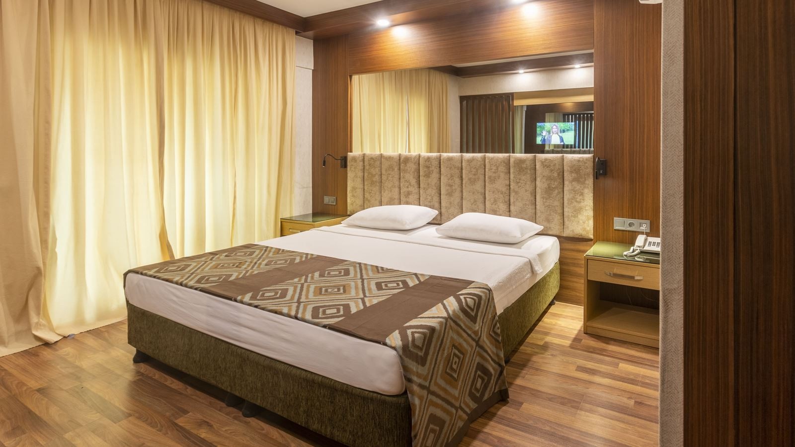 rooms-main-building-family-room