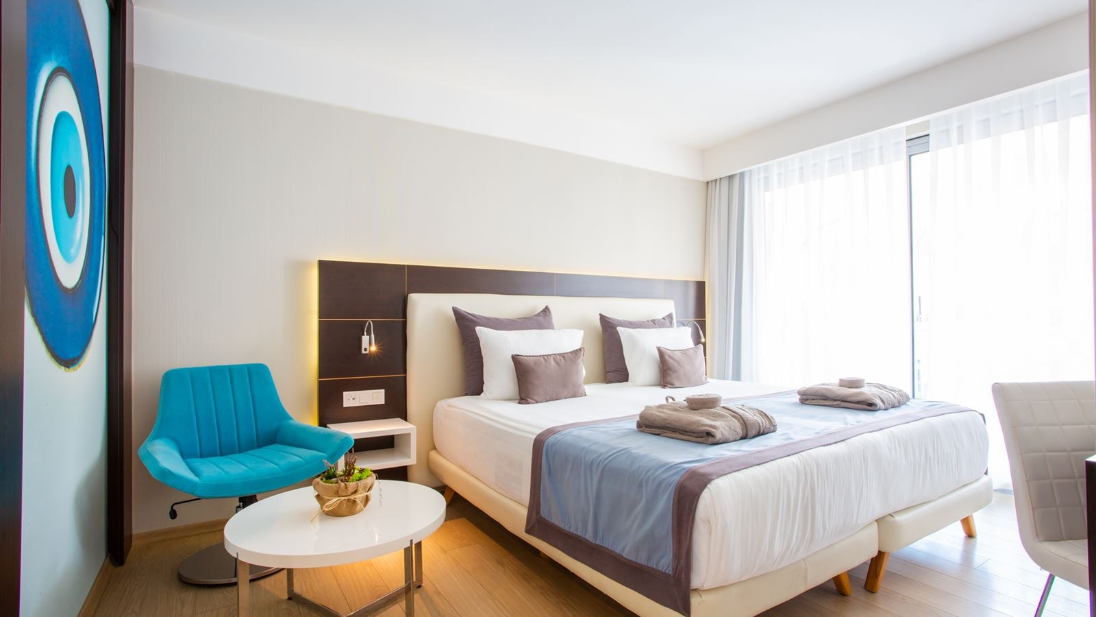 rooms-corner-suit-land-view