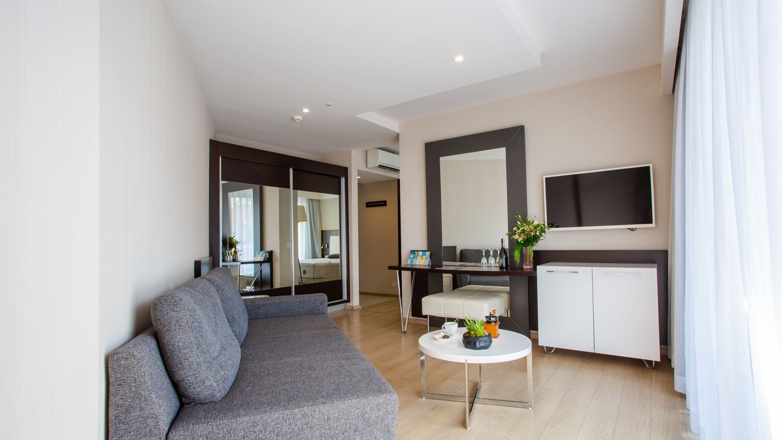 rooms-corner-suit-land-view