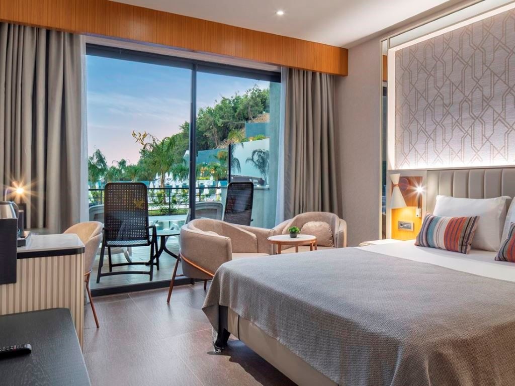 rooms-family-swim-up-room-garden-view