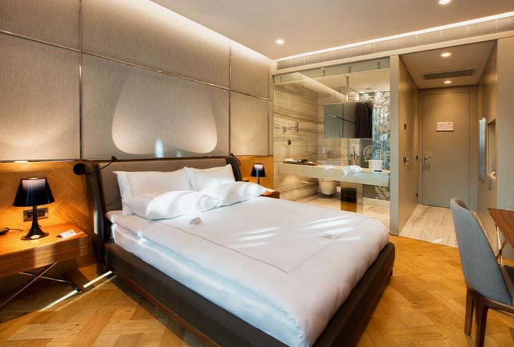 rooms-deluxe-king-room