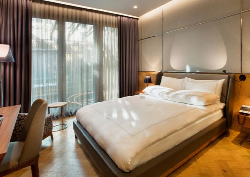 rooms-deluxe-king-room