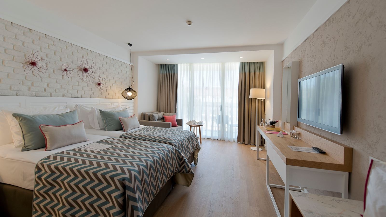 rooms-superior-room-land-view