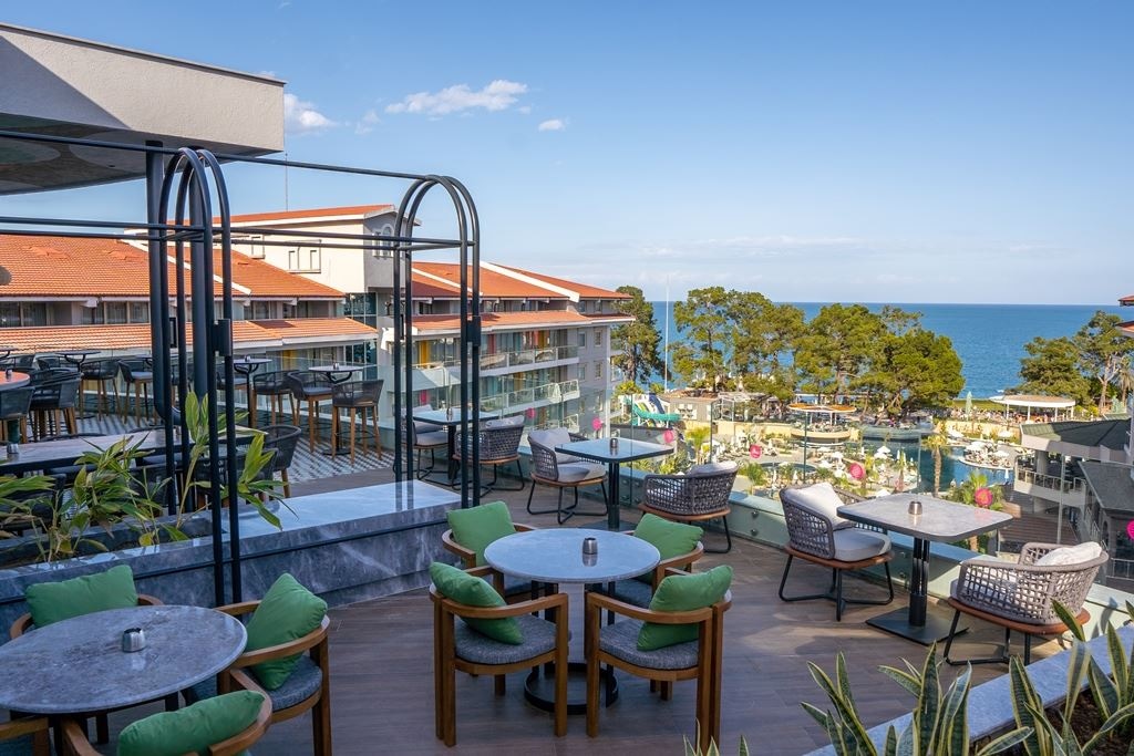 bars-luna-terrace-bar-adult-only