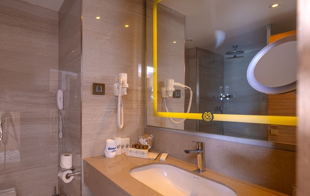 rooms-family-room-2--land-view---2-baths