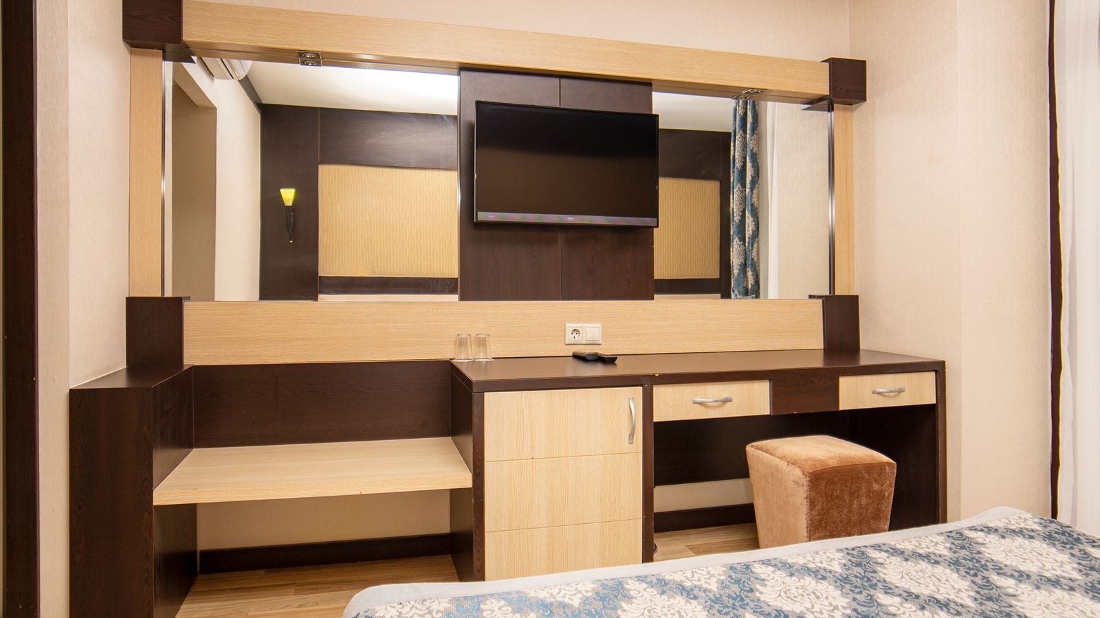 rooms-pool-view-room