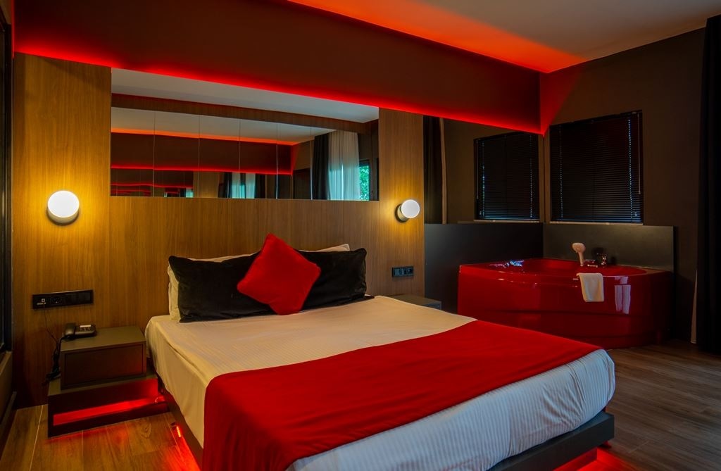 rooms-red-room