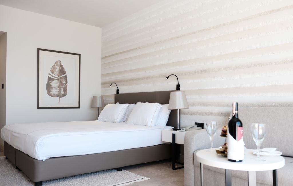 rooms-family-room-main-building