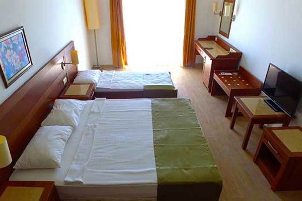 rooms-club-room-land-view