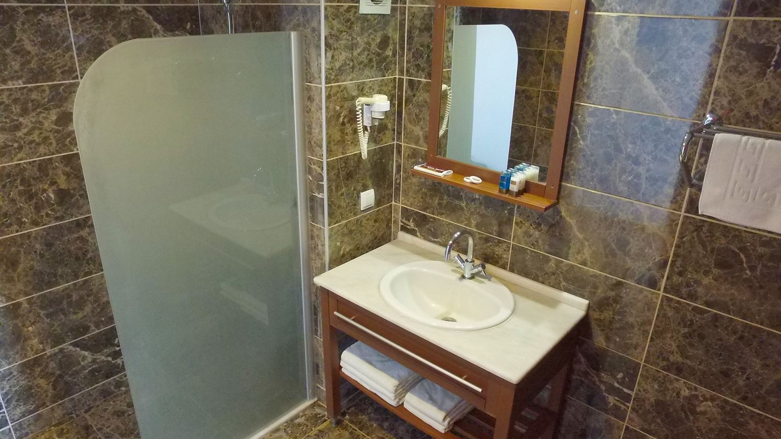 rooms-club-room-land-view