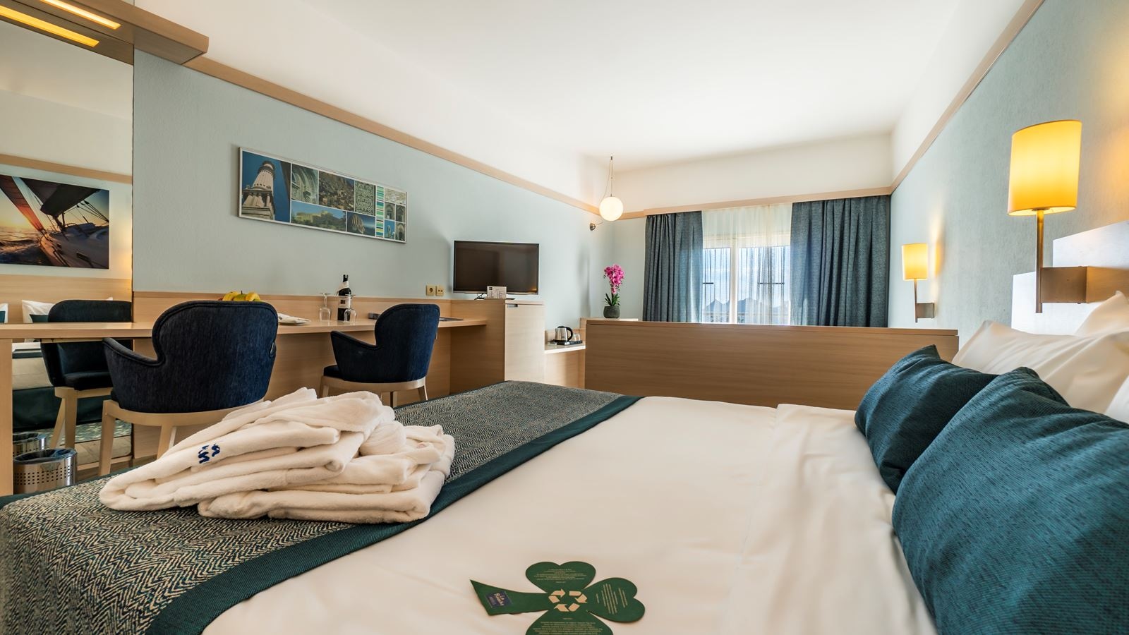 rooms-coral-room-2+2