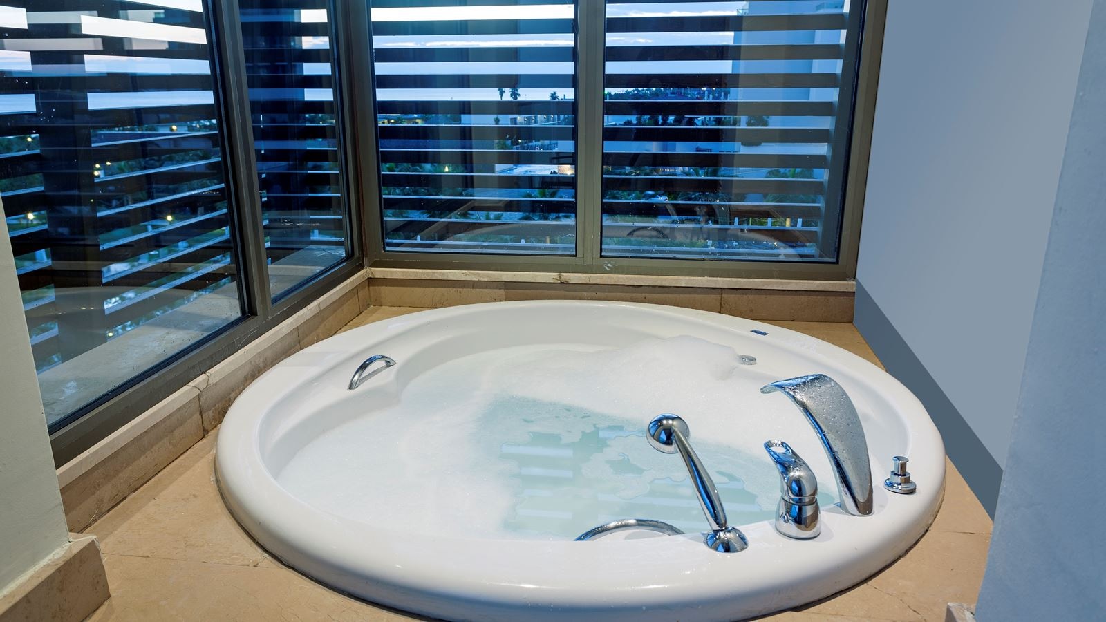 rooms-deluxe-jacuzzi-balcony-sea-view