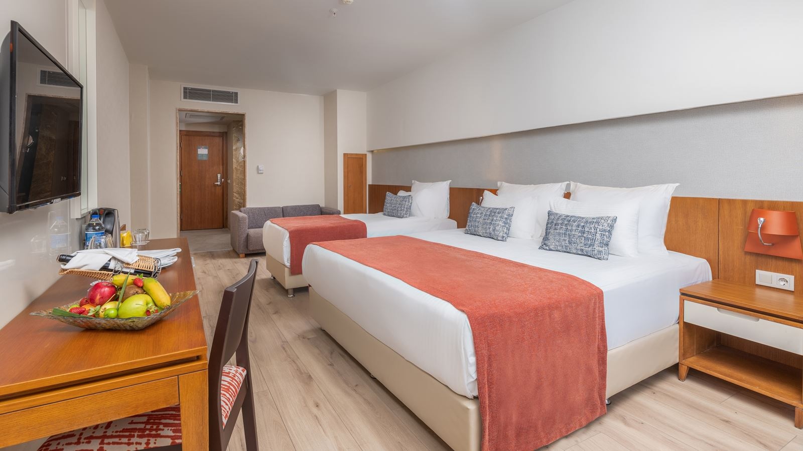 rooms-large-standard-room-balcony