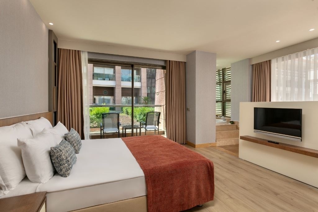 rooms-family-room-with-jacuzzi