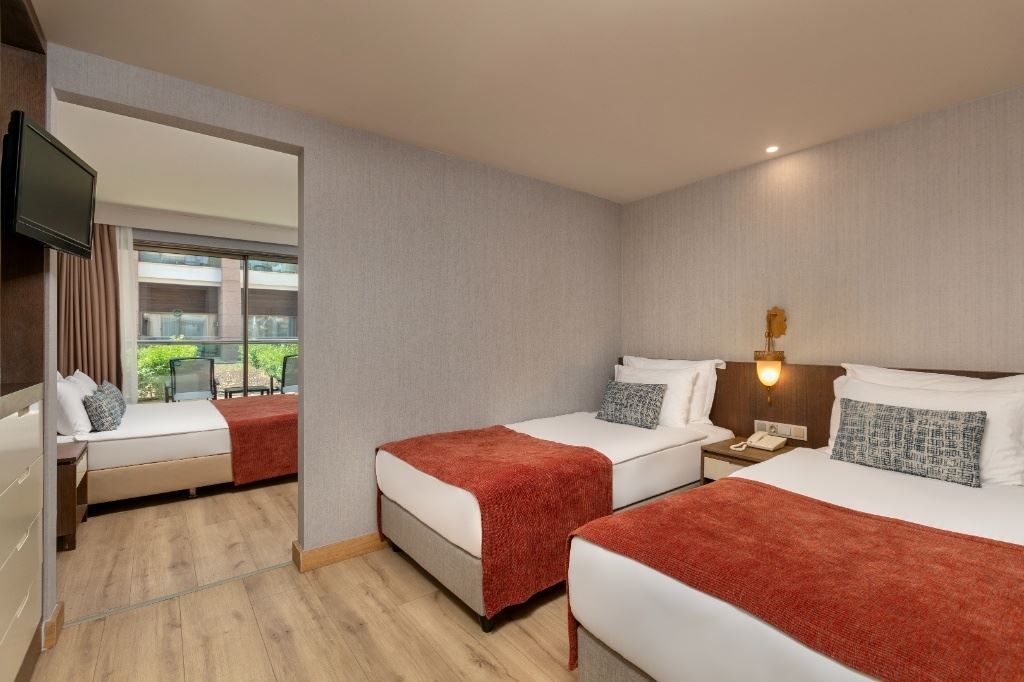 rooms-family-room-with-jacuzzi